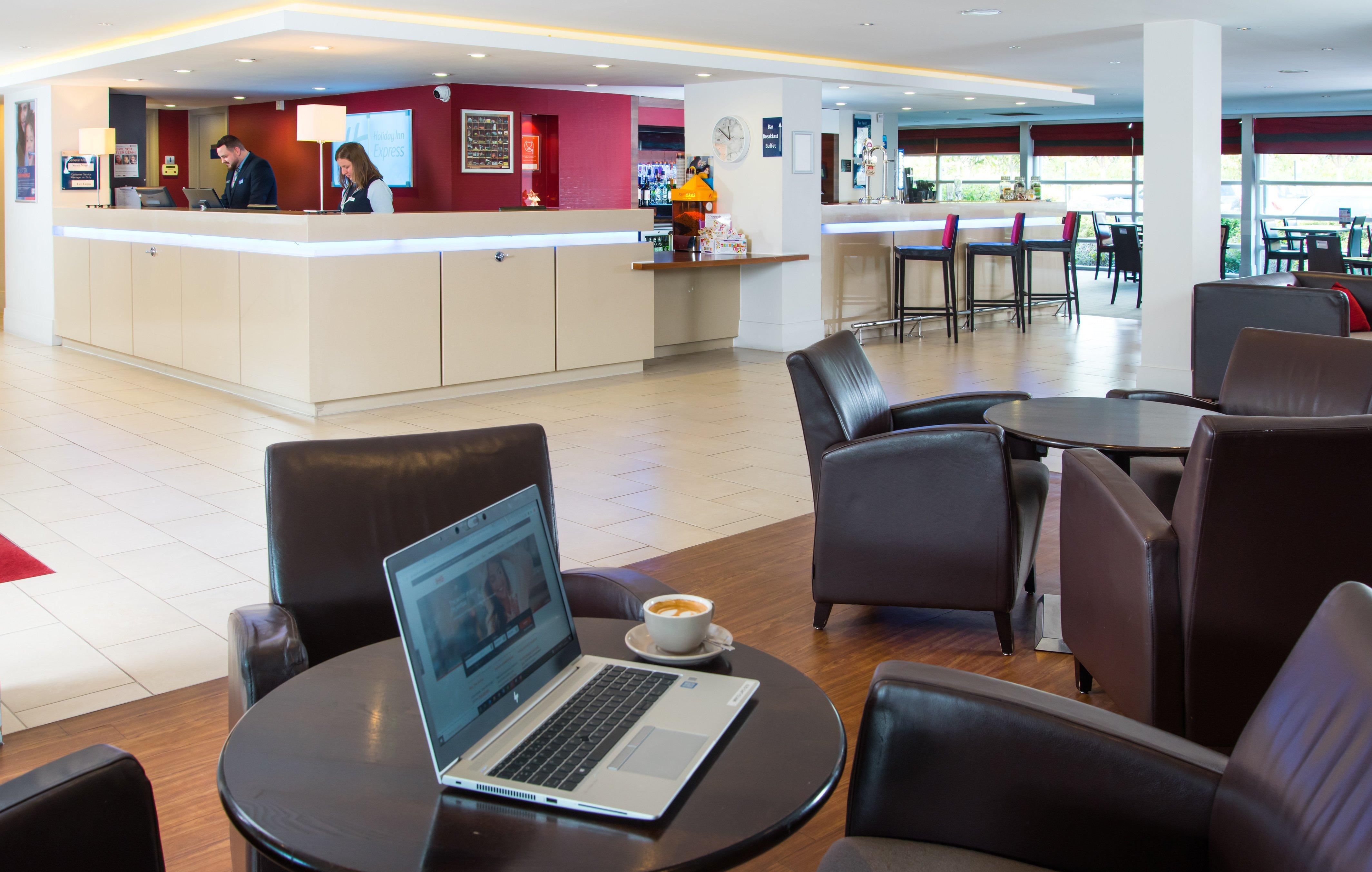 Holiday Inn Express Milton Keynes By Ihg Exteriör bild