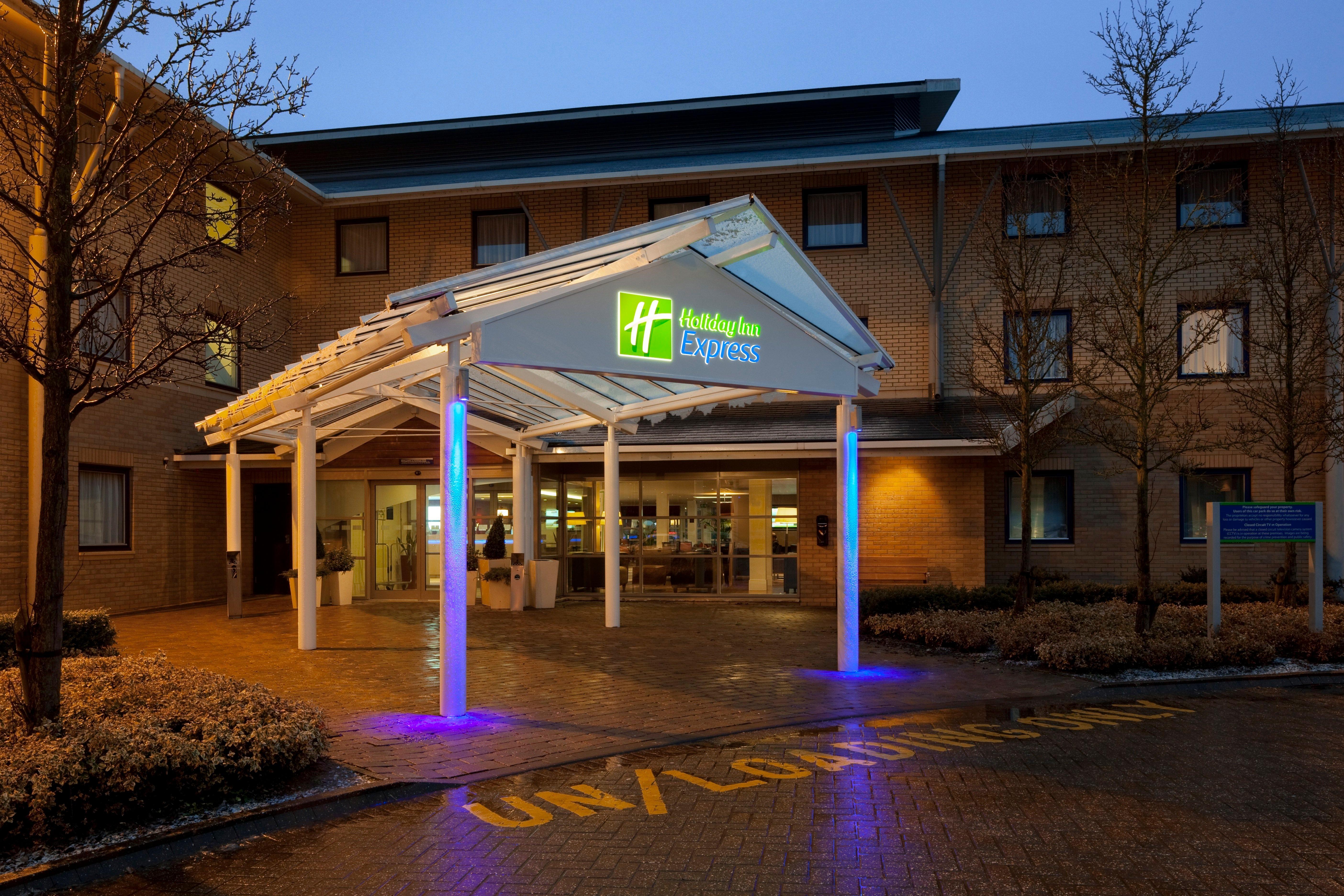 Holiday Inn Express Milton Keynes By Ihg Exteriör bild