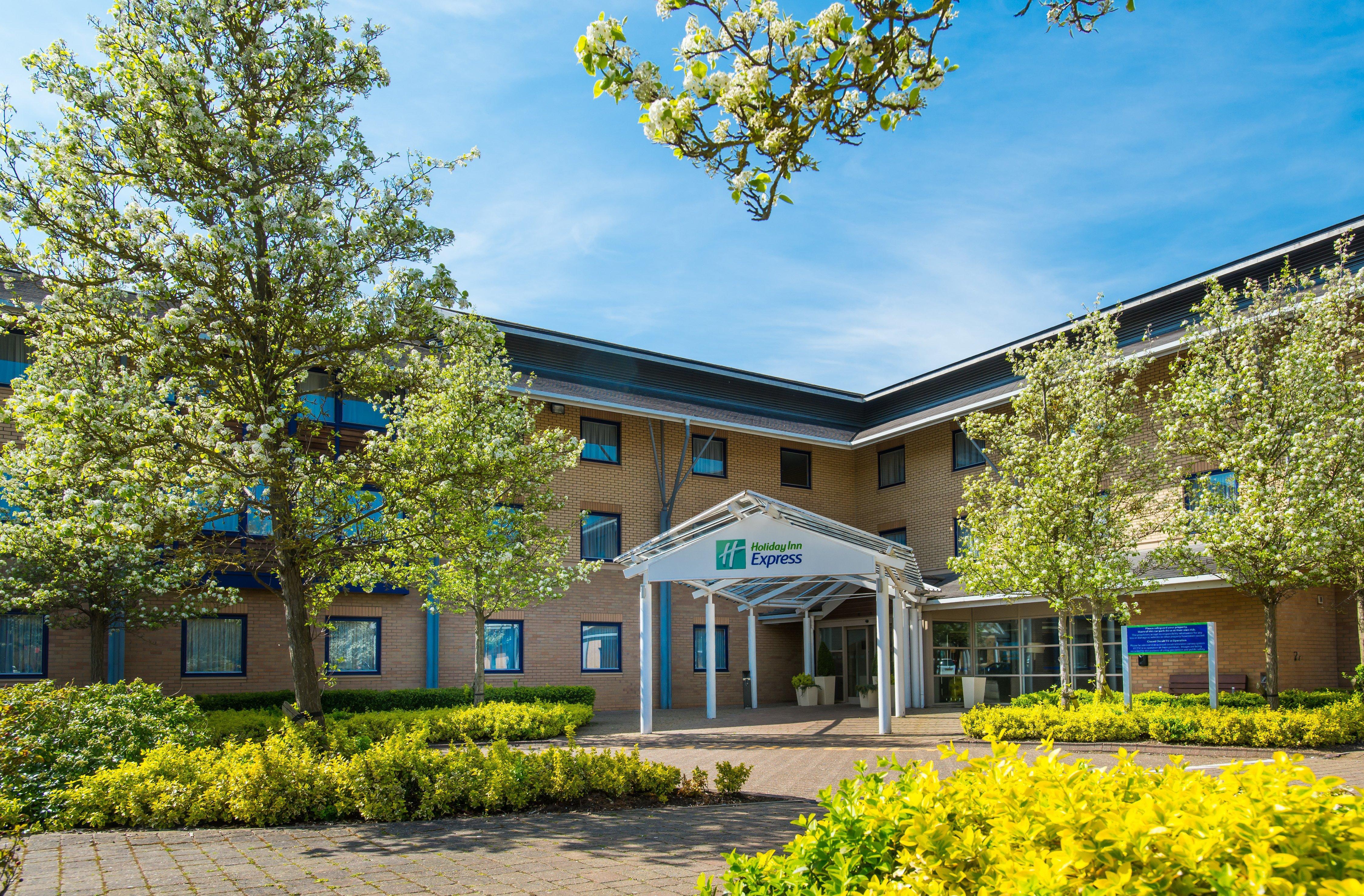 Holiday Inn Express Milton Keynes By Ihg Exteriör bild