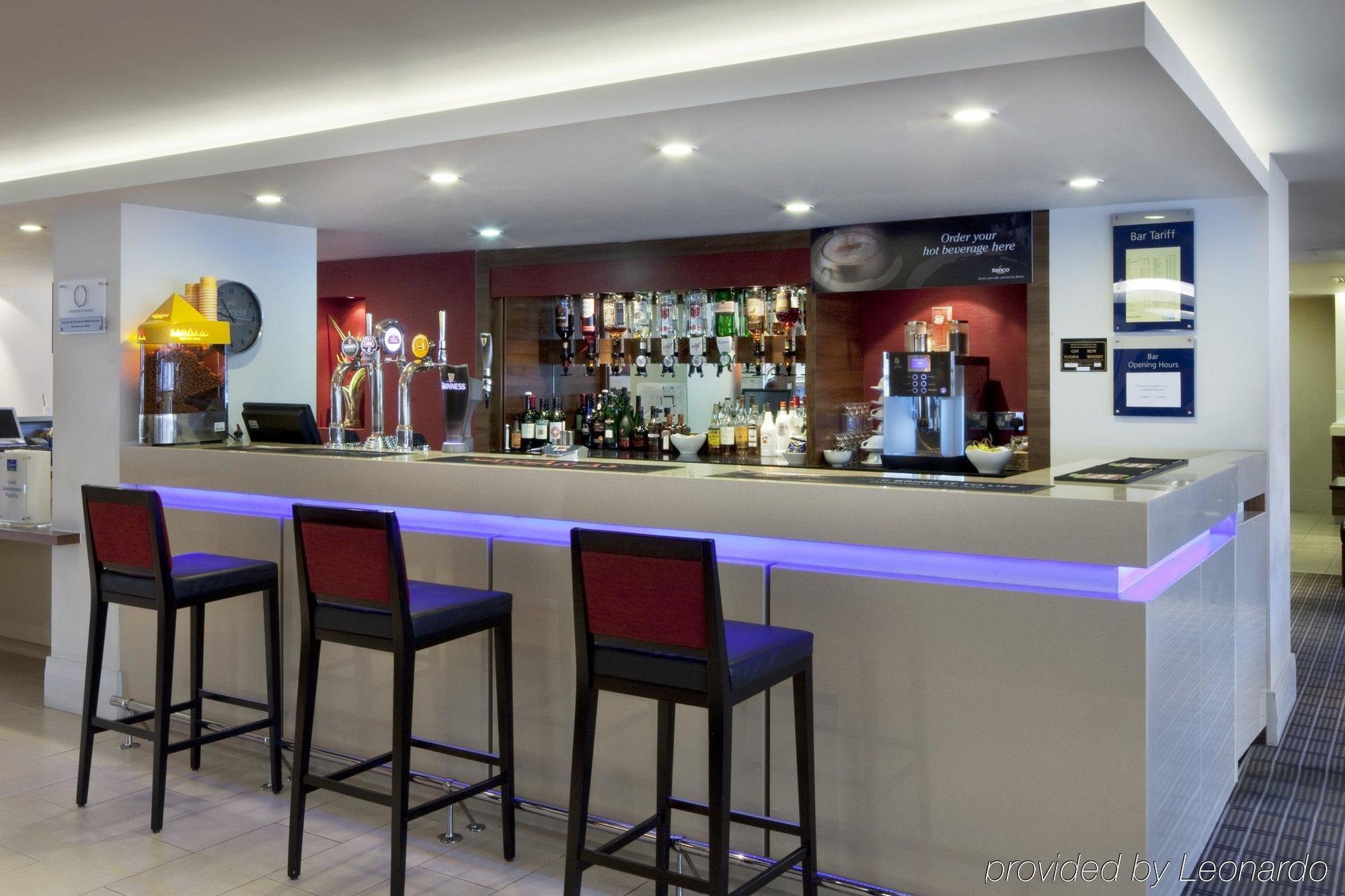 Holiday Inn Express Milton Keynes By Ihg Restaurang bild