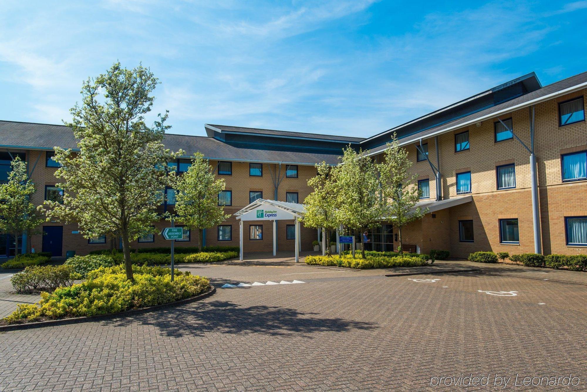 Holiday Inn Express Milton Keynes By Ihg Exteriör bild
