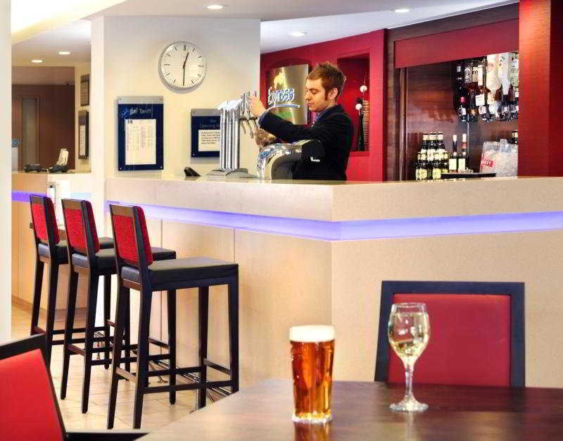 Holiday Inn Express Milton Keynes By Ihg Restaurang bild