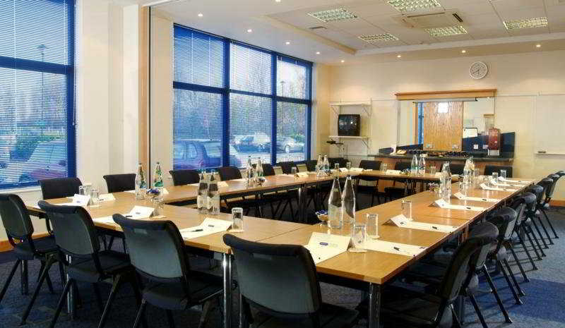 Holiday Inn Express Milton Keynes By Ihg Exteriör bild