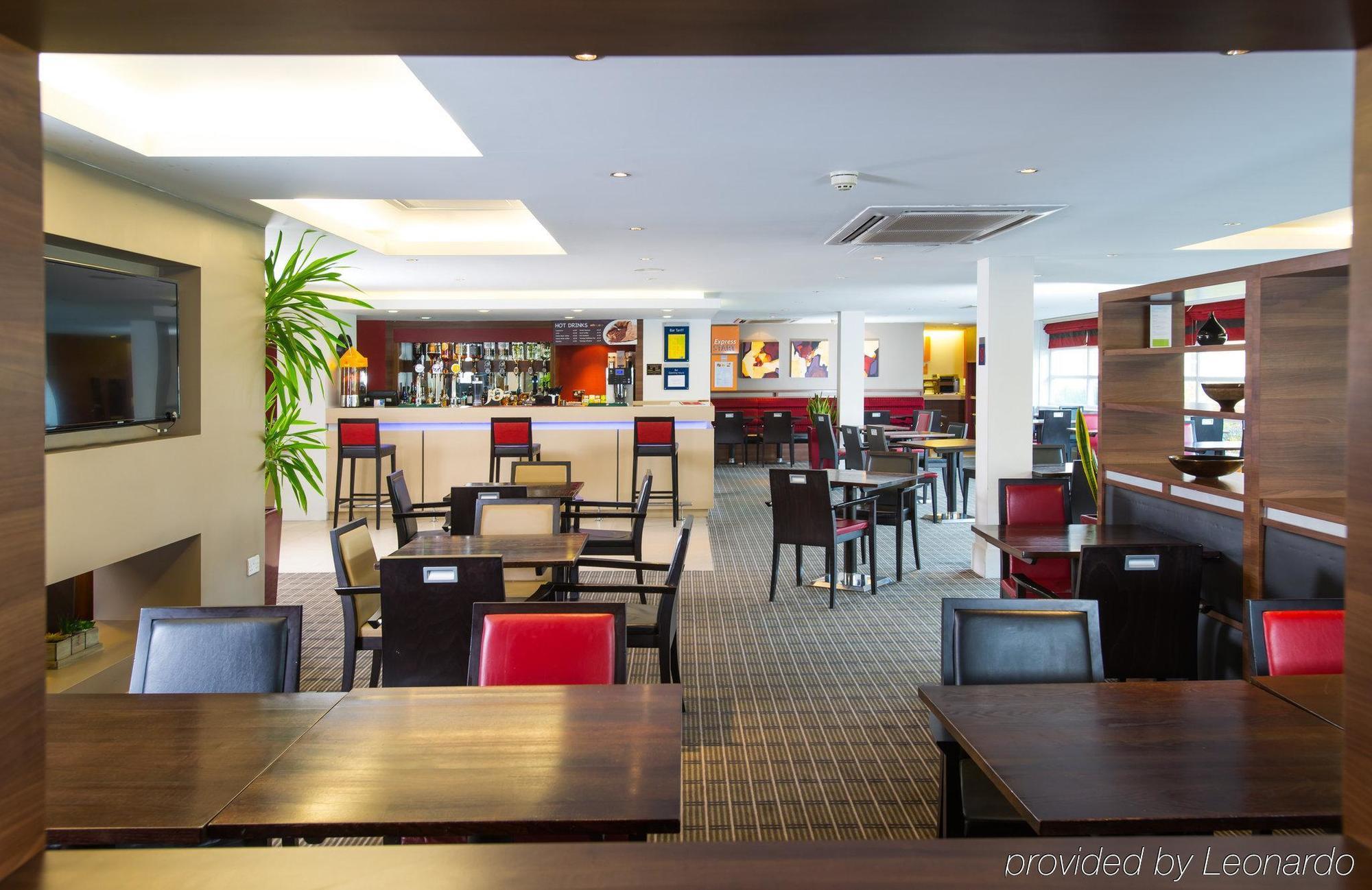 Holiday Inn Express Milton Keynes By Ihg Exteriör bild