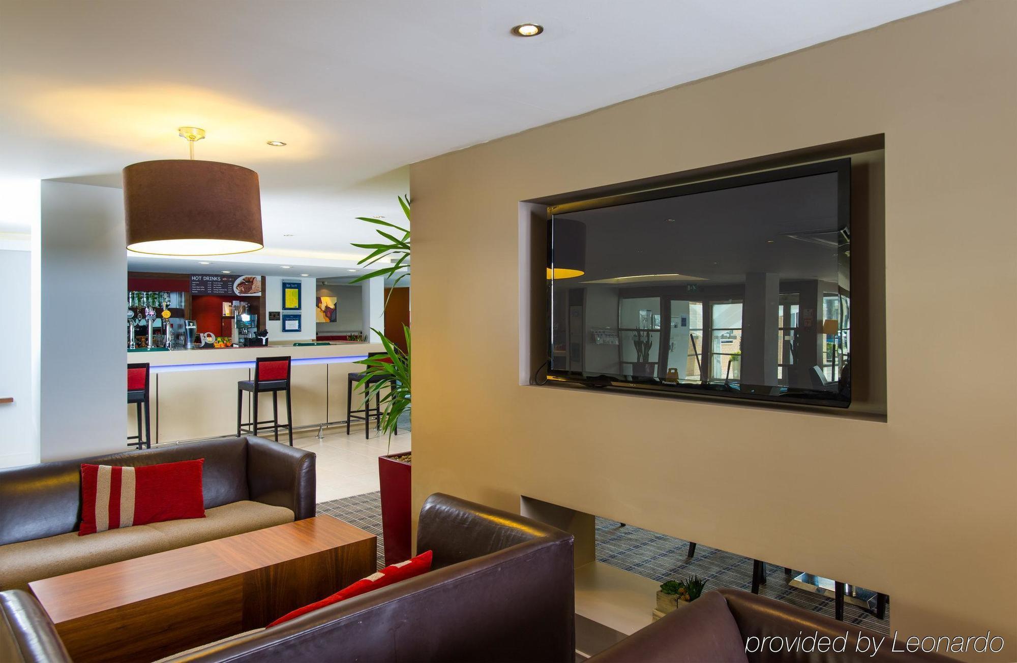 Holiday Inn Express Milton Keynes By Ihg Exteriör bild