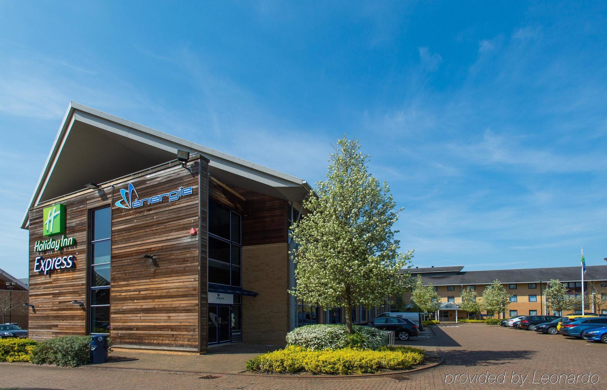Holiday Inn Express Milton Keynes By Ihg Exteriör bild