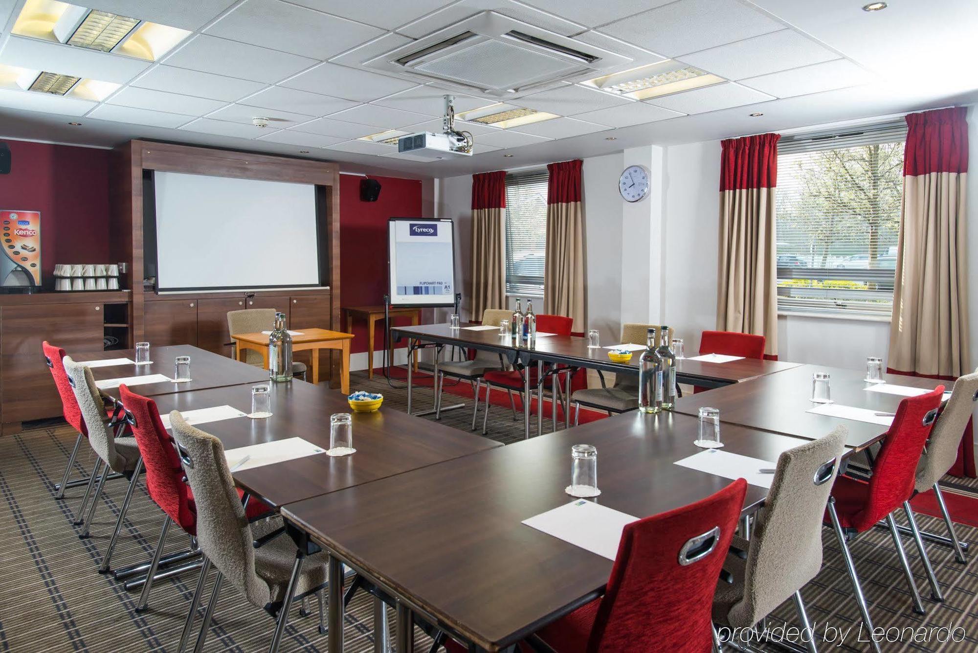 Holiday Inn Express Milton Keynes By Ihg Exteriör bild
