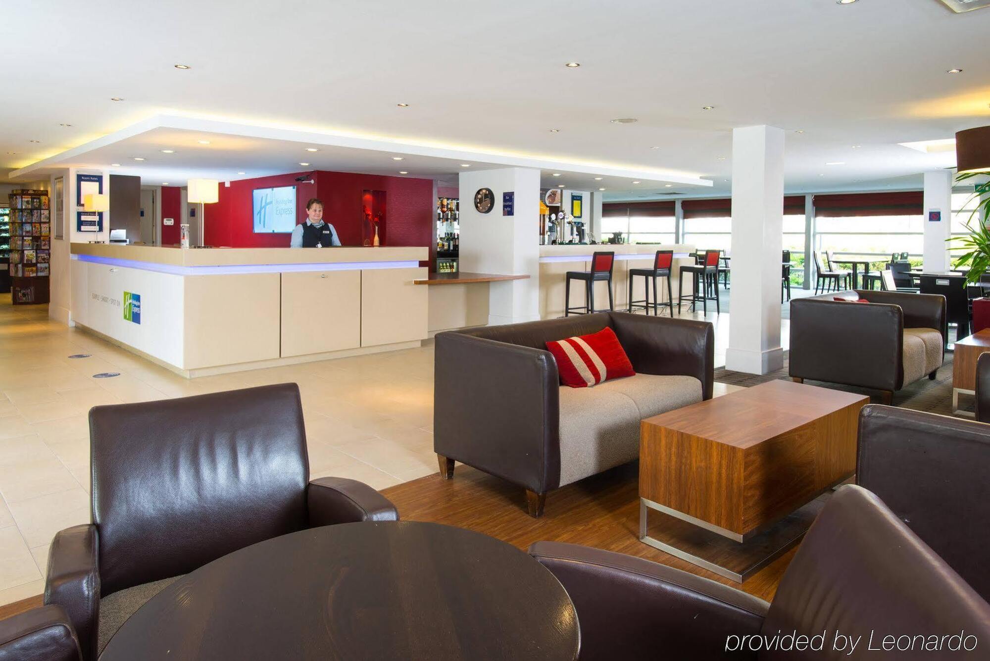 Holiday Inn Express Milton Keynes By Ihg Exteriör bild